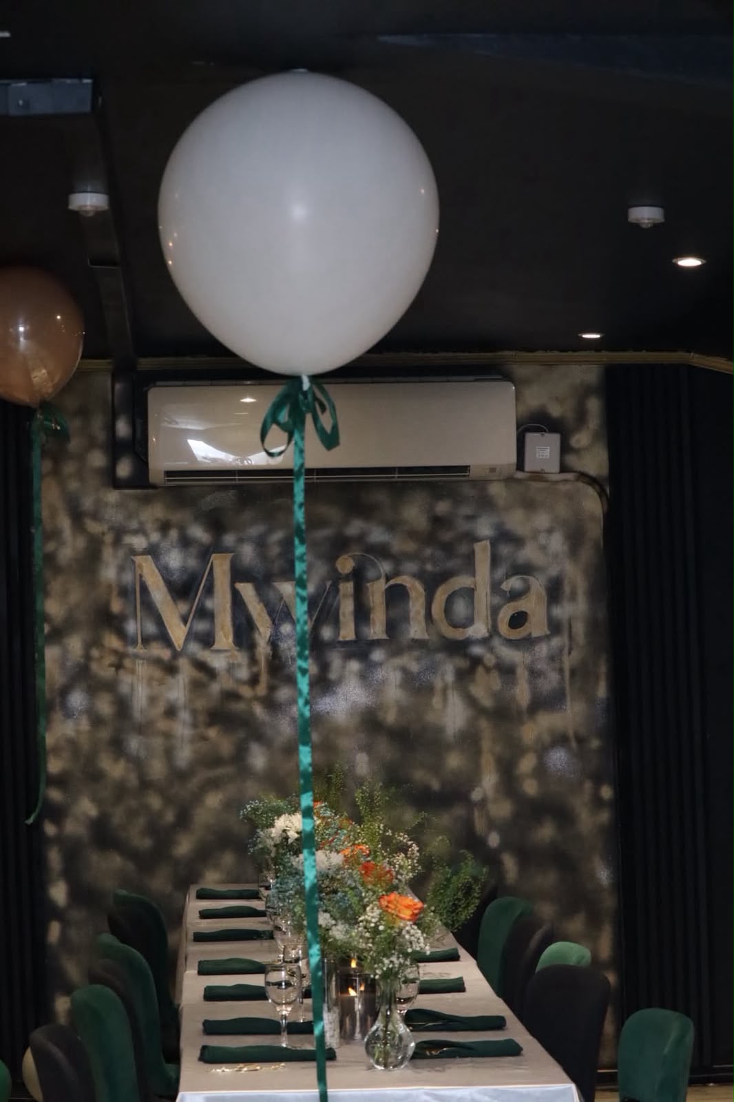 Table dressée sous le logo Mwinda, ballons et bougies