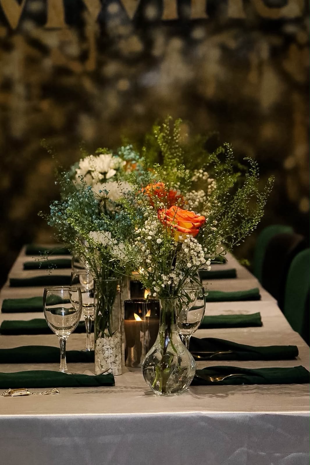 Centre de table fleuri et couverts dorés
