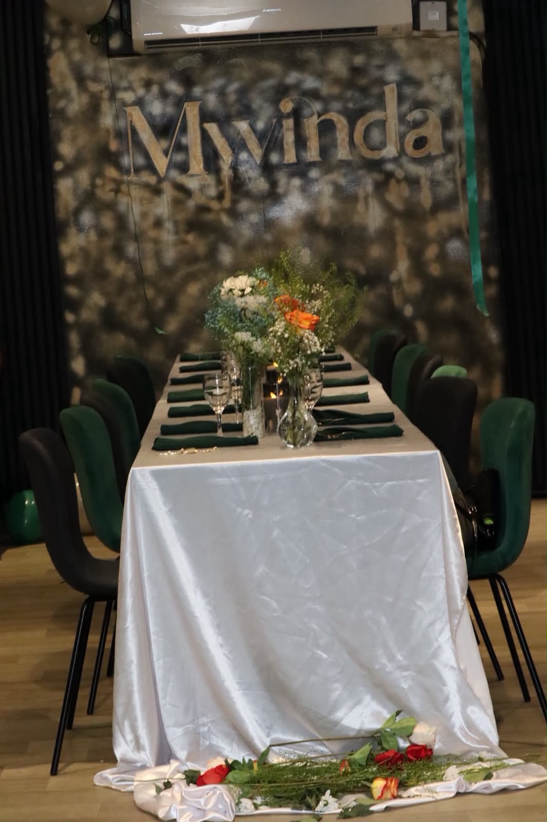Table d'honneur dressée devant le mur Mwinda